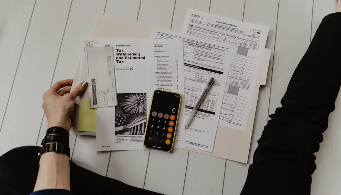 Profesional revisando documentos para una asesoría fiscal